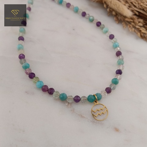 naszyjnik-dla-Wodnika-z-kamieni-naturalnych-amazonit-ametyst-fluoryt-handmade-zbliżenie-na-zawieszkę