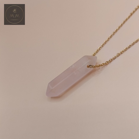 naszyjnik-kwarc-różowy-stal-chirurgiczna-handmade-zbliżenie-na-zawieszkę