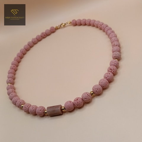 naszyjnik-z-kamieni-naturalnych-lawa-różowa-i-rodonit-handmade-zbliżenie