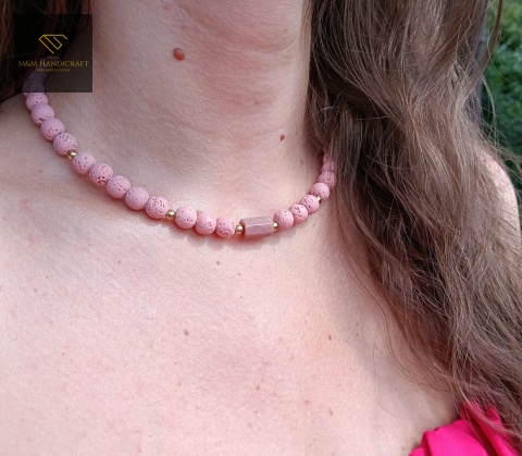 naszyjnik-z-kamieni-naturalnych-lawa-różowa-i-rodonit-handmade-na-szyi-zbliżenie