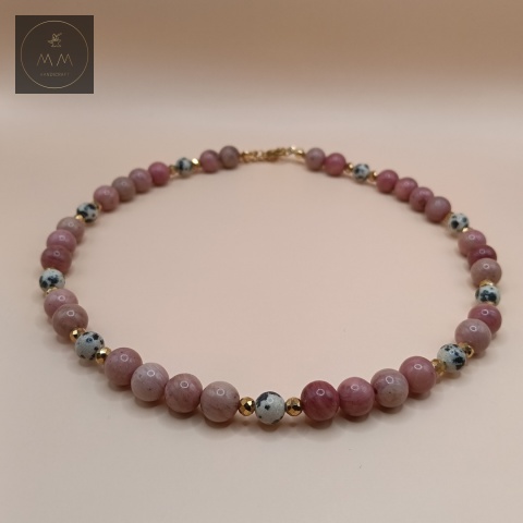 naszyjnik-z-kamieni-naturalnych-rodonit-jaspis-dalmatyński-i-hematyt-handmade-zbliżenie-na-kamienie
