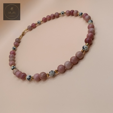 naszyjnik-z-kamieni-naturalnych-rodonit-jaspis-dalmatyński-i-hematyt-handmade-zbliżenie