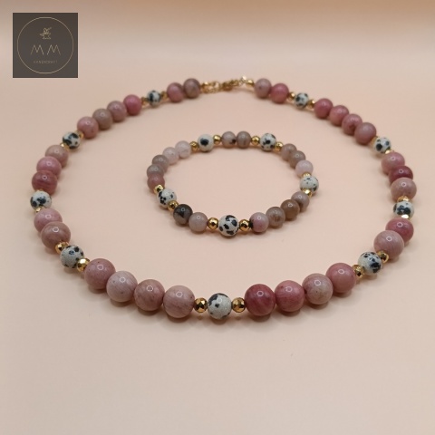 zestaw-biżuterii-z-kamieni-naturalnych-rodonit-jaspis-dalmatyński-i-hematyt-handmade-zbliżenie-na-kamienie