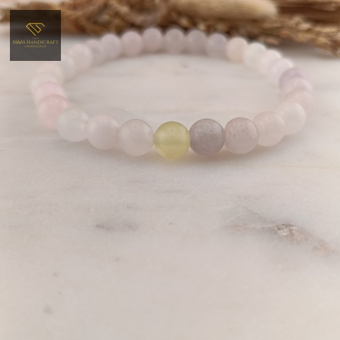 bransoletka-z-kamieni-naturalnych-morganit-handmade-zbliżenie-na-kamienie