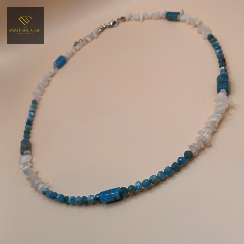 naszyjnik-z-kamieni-naturalnych-kamień-księżycowy-i-apatyt-handmade-zbliżenie