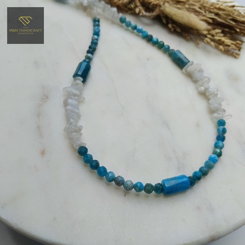naszyjnik-z-kamieni-naturalnych-kamień-księżycowy-i-apatyt-handmade-zbliżenie-na-kamienie