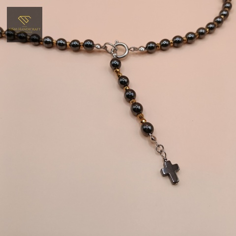 naszyjnik-różaniec-hematyt-stal-chirurgiczna-handmade-zbliżenie-na-zawieszkę