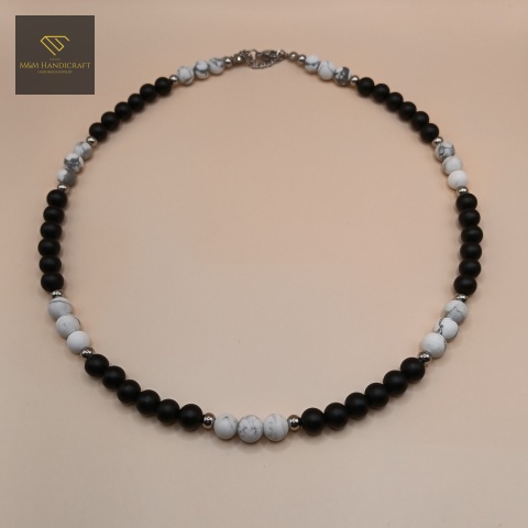 naszyjnik-z-kamieni-naturalnych-onyks-i-biały-howlit-handmade-zbliżenie