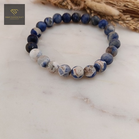 bransoletka-z-kamieni-naturalnych-sodalit-handmade-zbliżenie-na-kamienie