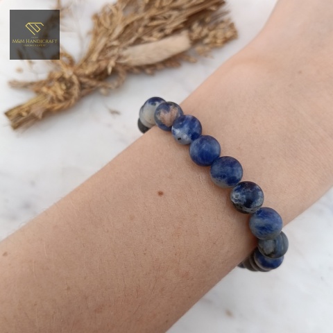 bransoletka-z-kamieni-naturalnych-sodalit-handmade-na-nadgarstku