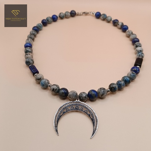 naszyjnik-z-kamieni-naturalnych-K2-lapis-lazuli-i-sodalit-handmade-zbliżenie-na-kamienie