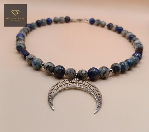 naszyjnik-z-kamieni-naturalnych-K2-lapis-lazuli-i-sodalit-handmade-zbliżenie-na-zawieszkę