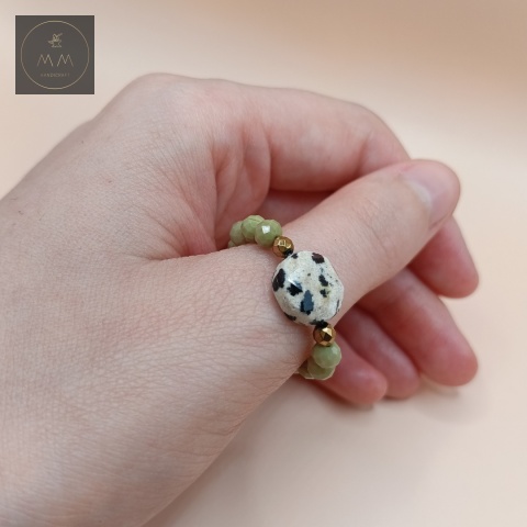 elastyczny-pierścionek-z-kamieni-naturalnych-jaspis-matcha-i-dalmatyński-handmade-na-kciuku