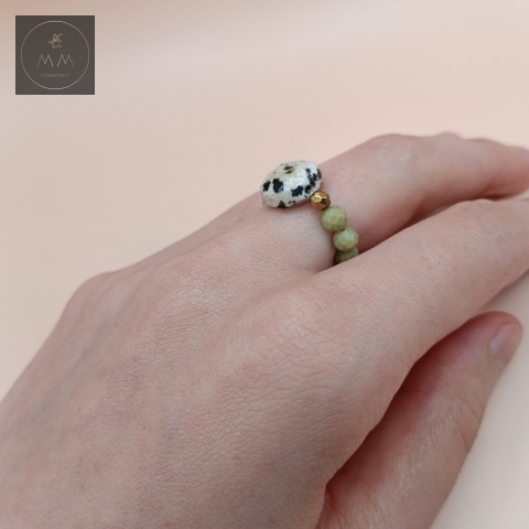 elastyczny-pierścionek-z-kamieni-naturalnych-jaspis-matcha-i-dalmatyński-handmade-na-palcu