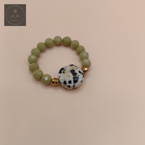 elastyczny-pierścionek-z-kamieni-naturalnych-jaspis-matcha-i-dalmatyński-handmade-zbliżenie