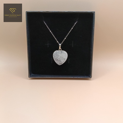 naszyjnik-kryształ-górski-stal-chirurgiczna-handmade-zbliżenie-na-kamień