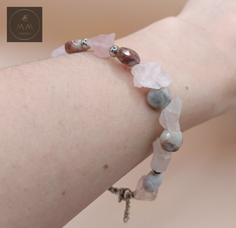 bransoletka-z-kamieni-naturalnych-kwarc-różowy-i-jadeit-brązowy-handmade-na-nadgarstku