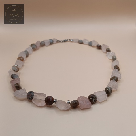 naszyjnik-z-kamieni-naturalnych-kwarc-różowy-i-jadeit-brązowy-handmade-zbliżenie-na-kamienie