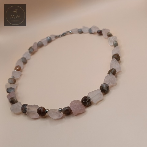naszyjnik-z-kamieni-naturalnych-kwarc-różowy-i-jadeit-brązowy-handmade-zbliżenie