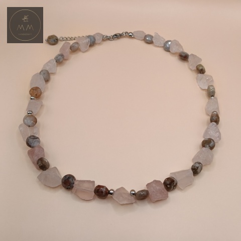 naszyjnik-z-kamieni-naturalnych-kwarc-różowy-i-jadeit-brązowy-handmade-rzut-z-góry