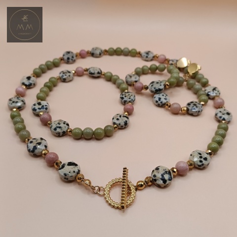 zestaw-biżuterii-z-kamieni-naturalnych-jaspis-matcha-rodonit-jaspis-dalmatyński-i-hematyt-handmade-zbliżenie-na-kamienie