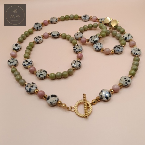 zestaw-biżuterii-z-kamieni-naturalnych-jaspis-matcha-rodonit-jaspis-dalmatyński-i-hematyt-handmade-rzut-z-góry