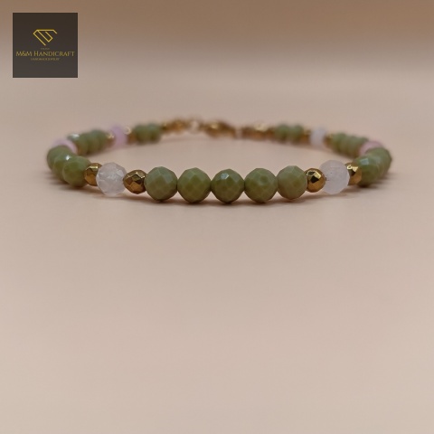 bransoletka-z-kamieni-naturalnych-jaspis-matcha-hematyt-i-kwarc-różowy-handmade-zbliżenie-na-kamienie