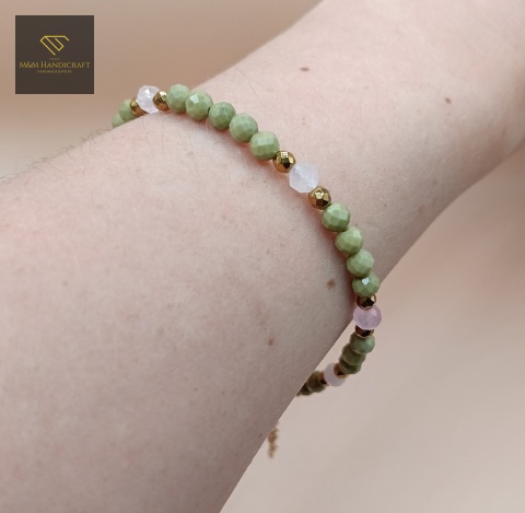 bransoletka-z-kamieni-naturalnych-jaspis-matcha-hematyt-i-kwarc-różowy-handmade-na-nadgarstku
