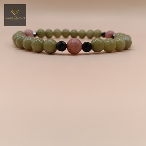 bransoletka-z-kamieni-naturalnych-jaspis-matcha-rodonit-i-turmalin-handmade-zbliżenie-na-kamienie