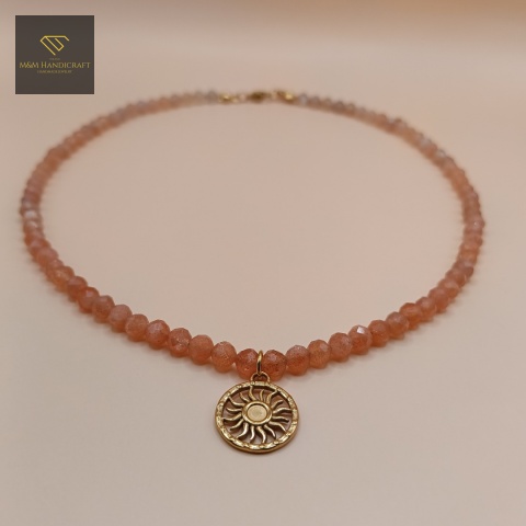 choker-z-kamieni-naturalnych-kamień-księżycowy-handmade-zbliżenie-na-kamienie