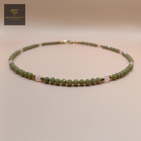 naszyjnik-z-kamieni-naturalnych-jaspis-matcha-kwarc-różowy-i-hematyt-handmade-zbliżenie-na-kamienie