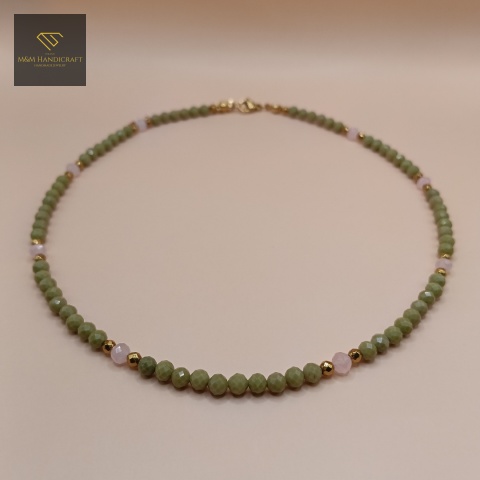 naszyjnik-z-kamieni-naturalnych-jaspis-matcha-kwarc-różowy-i-hematyt-handmade-zbliżenie