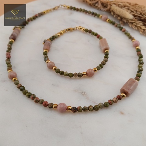 zestaw-biżuterii-z-kamieni-naturalnych-rodonit-kwarc-unakit-handmade-zbliżenie-na-kamienie