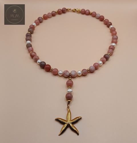 naszyjnik-z-kamieni-naturalnych-jadeit-brzoskwiniowy-i-perły-naturalne-handmade-zbliżenie-na-kamienie