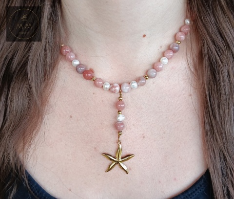 naszyjnik-z-kamieni-naturalnych-jadeit-brzoskwiniowy-i-perły-naturalne-handmade-na-szyi