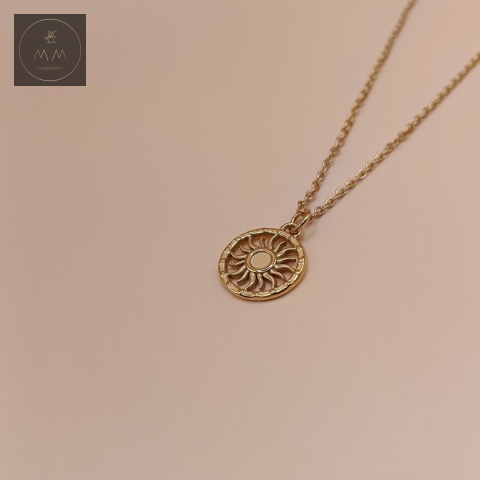 naszyjnik-z-małym-słońcem-stal-chirurgiczna-handmade-zbliżenie-na-zawieszkę