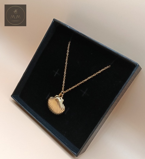 naszyjnik-z-muszelką-stal-chirurgiczna-handmade-zbliżenie