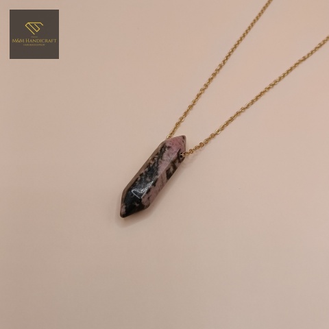 naszyjnik-rodonit-stal-chirurgiczna-handmade-zbliżenie-na-zawieszkę
