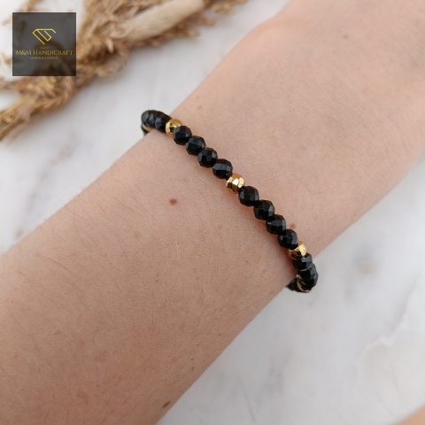 bransoletka-z-czarnego-turmalinu-i-hematytu-z-kamieni-naturalnych-handmade-na-nadgarstku