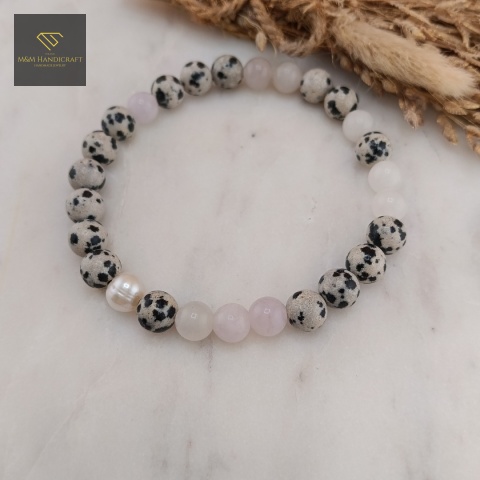 bransoletka-z-kamieni-naturalnych-jaspis-dalmatyński-i-morganit-i-perła-naturalna-handmade-zbliżenie-na-kamienie-i-perły