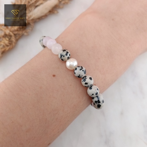 bransoletka-z-kamieni-naturalnych-jaspis-dalmatyński-i-morganit-i-perła-naturalna-handmade-na-nadgarstku