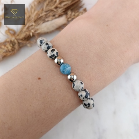 bransoletka-z-kamieni-naturalnych-jaspis-dalmatyński-i-apatyt-handmade-na-nadgarstku