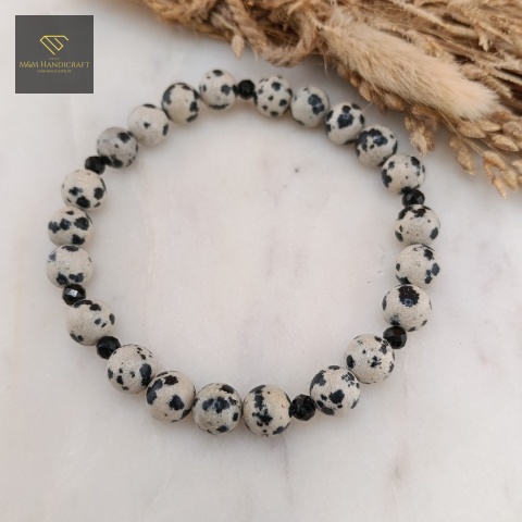 bransoletka-z-kamieni-naturalnych-jaspis-dalmatyński-i-czarny-turmalin-handmade-zbliżenie-na-kamienie