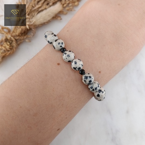 bransoletka-z-kamieni-naturalnych-jaspis-dalmatyński-i-czarny-turmalin-handmade-na-nadgarstku