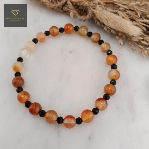 bransoletka-z-kamieni-naturalnych-karneol-i-czarny-turmalin-handmade-zbliżenie-na-kamienie