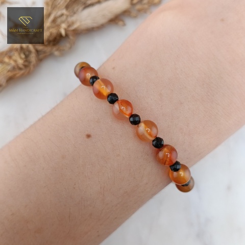 bransoletka-z-kamieni-naturalnych-karneol-i-czarny-turmalin-handmade-na-nadgarstku