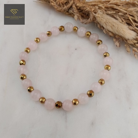 bransoletka-z-kamieni-naturalnych-kwarc-różowy-i-hematyt-handmade-zbliżenie-na-kamienie