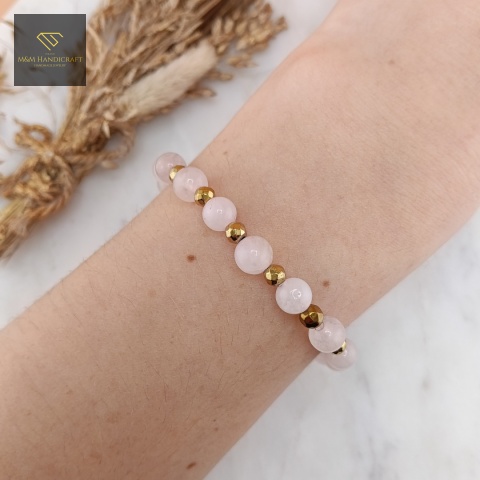 bransoletka-z-kamieni-naturalnych-kwarc-różowy-i-hematyt-handmade-na-nadgarstku