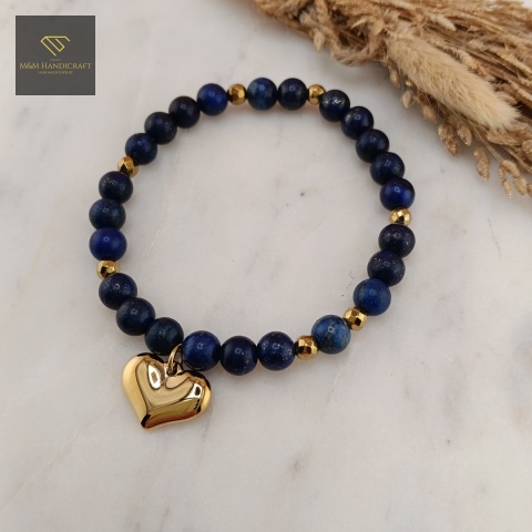 bransoletka-z-kamieni-naturalnych-lapis-lazuli-i-hematyt-zawieszka-serce-stal-chirurgiczna-handmade-zbliżenie-na-kamienie
