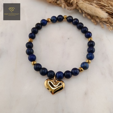 bransoletka-z-kamieni-naturalnych-lapis-lazuli-i-hematyt-zawieszka-serce-stal-chirurgiczna-handmade-zbliżenie